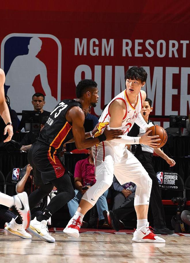 勇士轻取爵士，凯尔·库兹马一己之力扛起全队的简单介绍