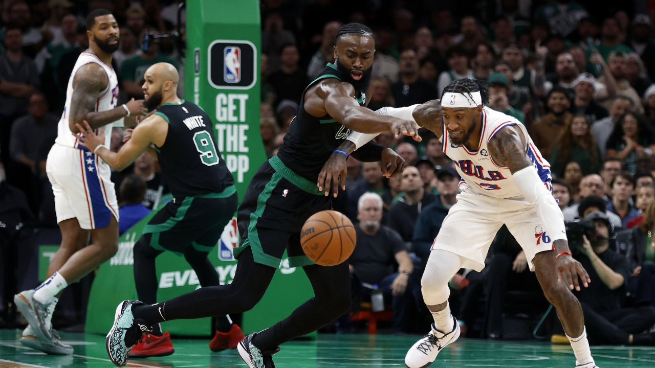 包含凯尔特人B队险胜步行者，萨姆·米切尔完成帽子戏法的词条