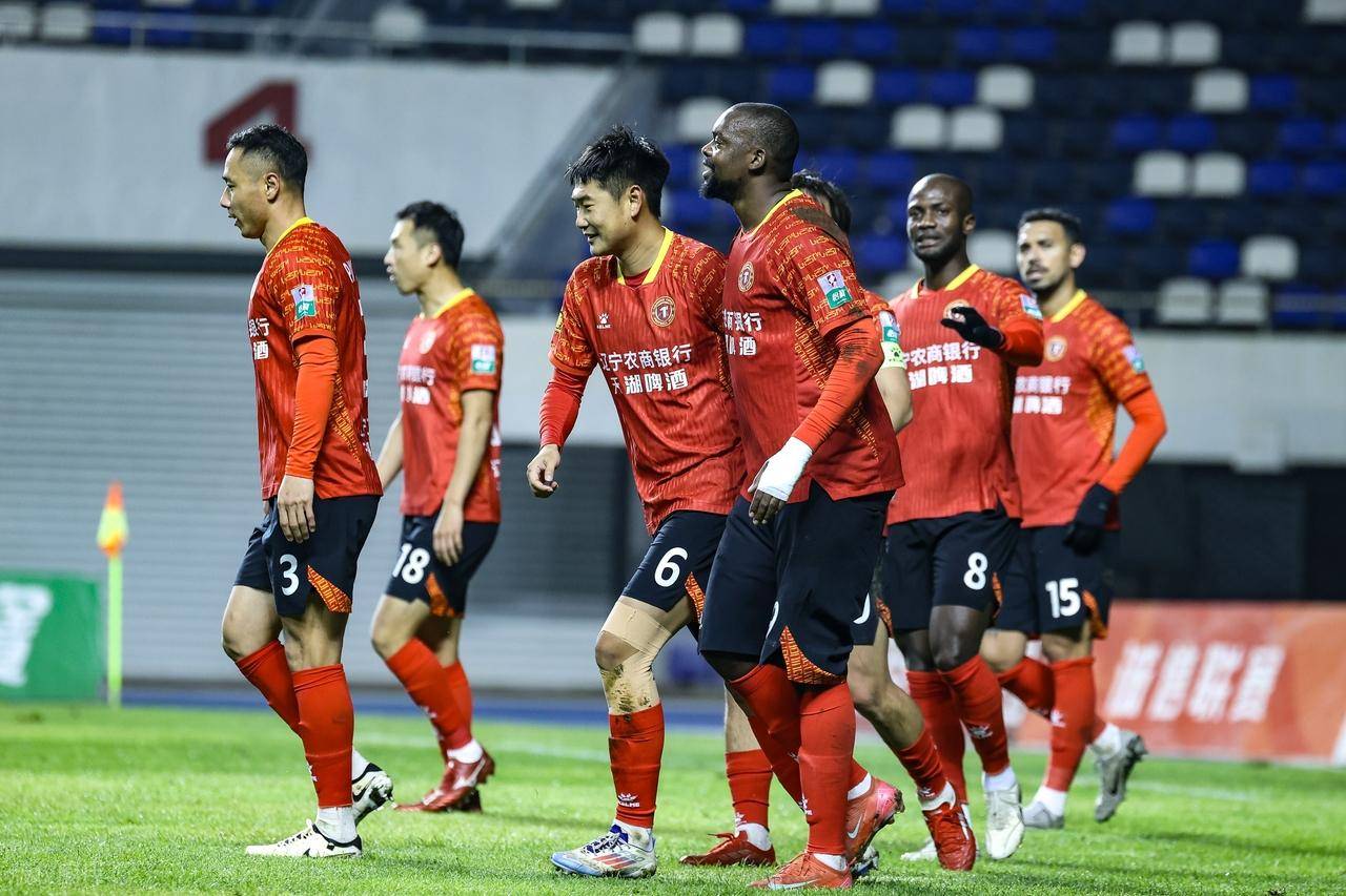 关于紧张局势：两支优秀球队将在场上进行角逐的信息