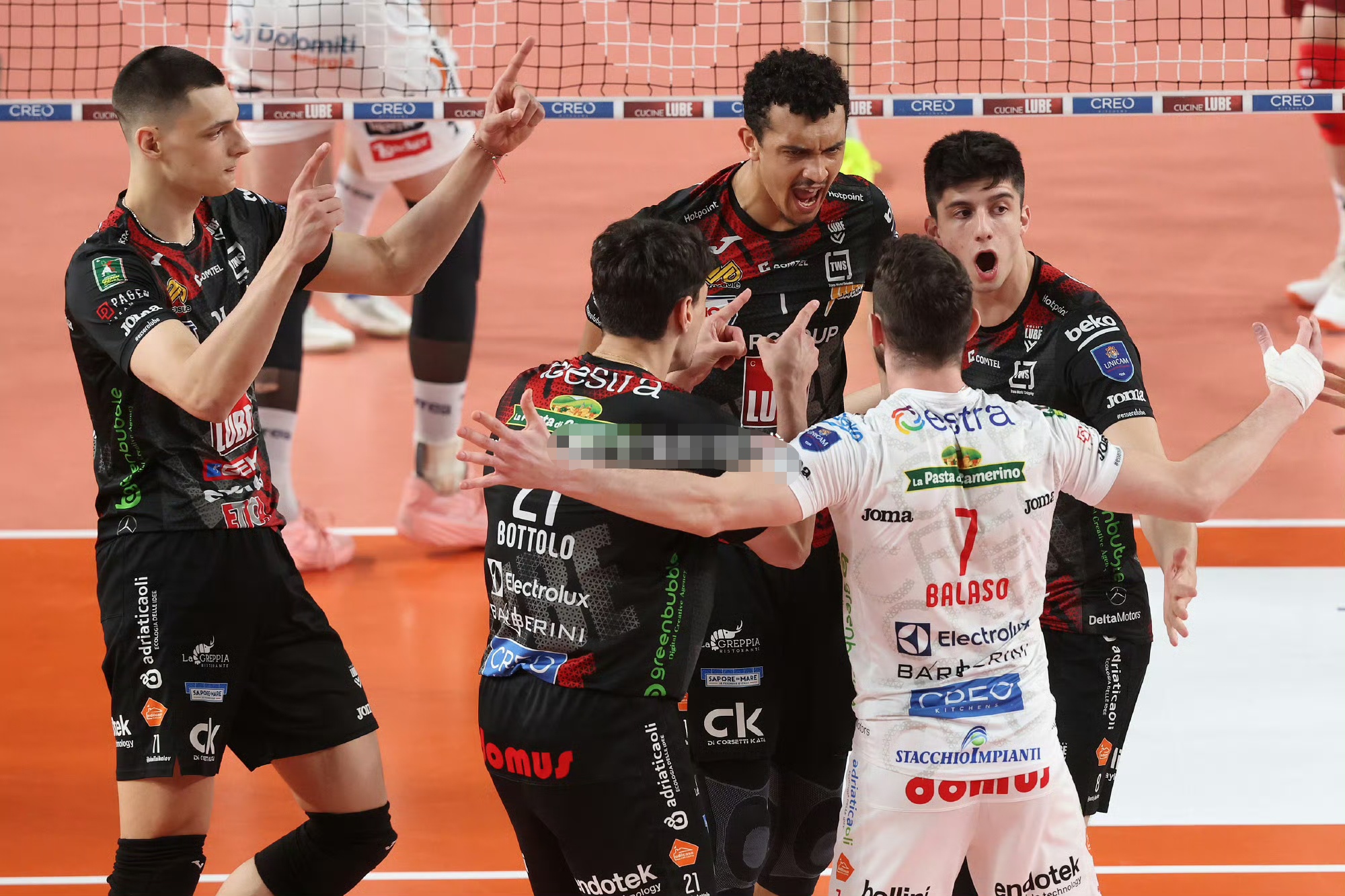 意大利男子篮球队获得比赛冠军