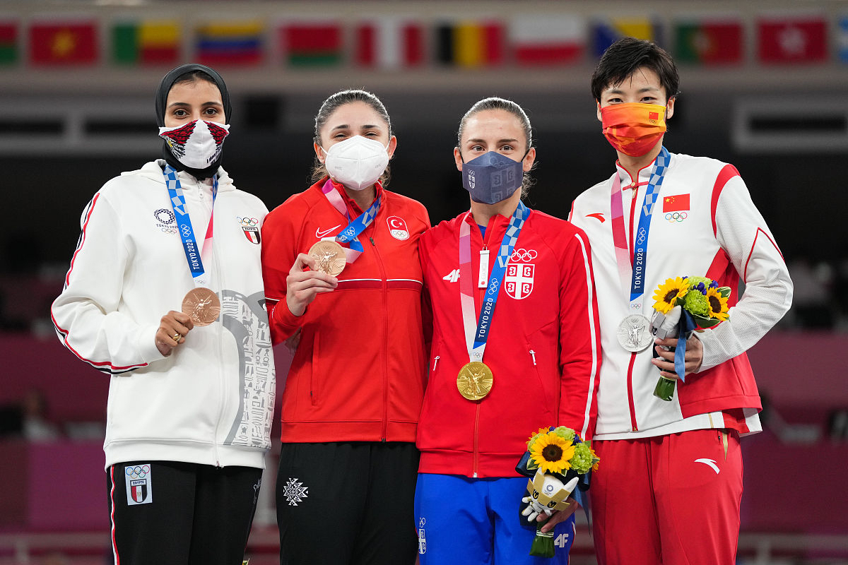 韩国女足球员斩获国际杯季军