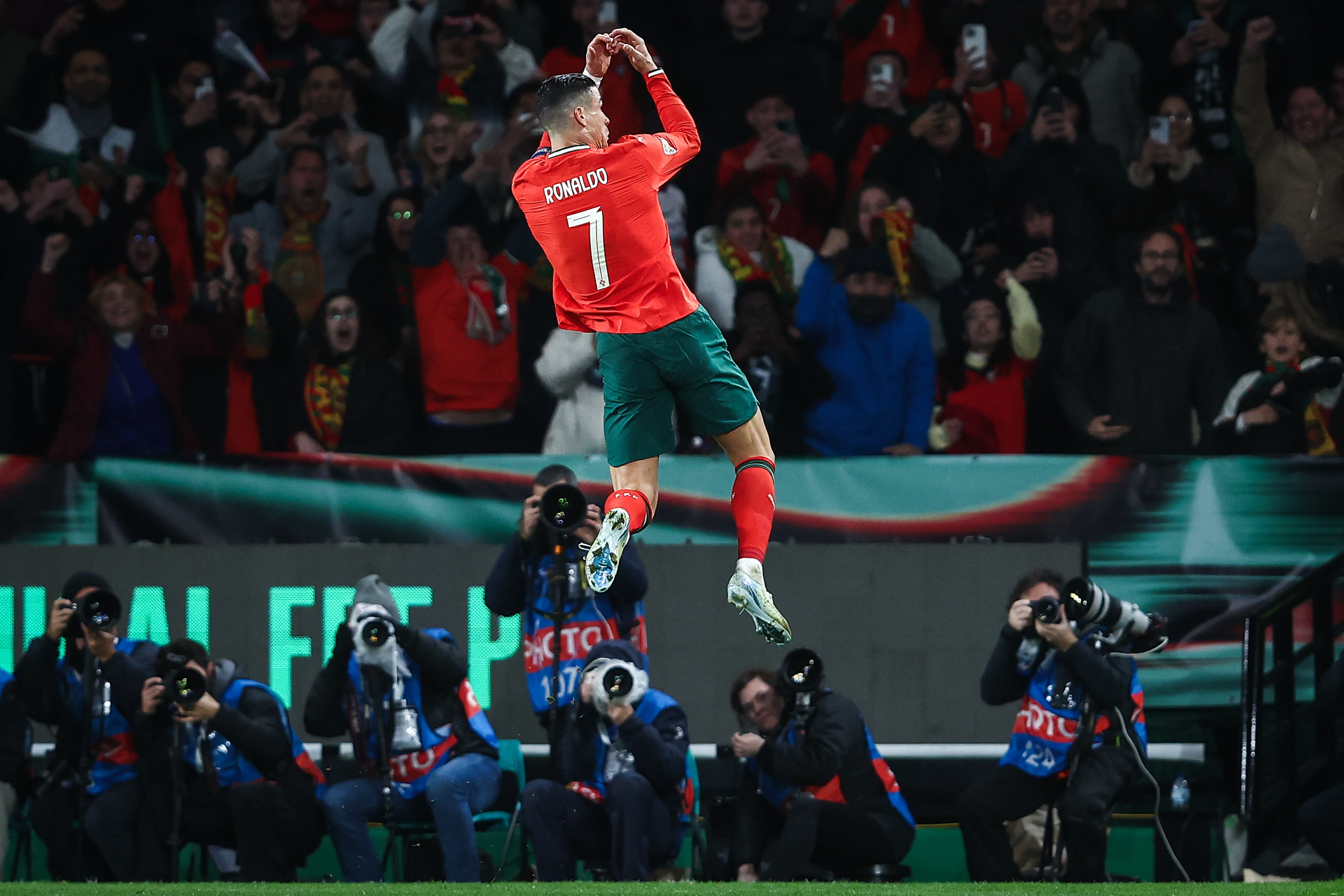 葡萄牙队主场击败塞尔维亚队，赢得关键胜利