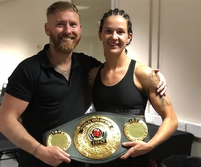 拳击女子比赛:英国拳手获胜 拳击女子比赛:英国拳手获胜