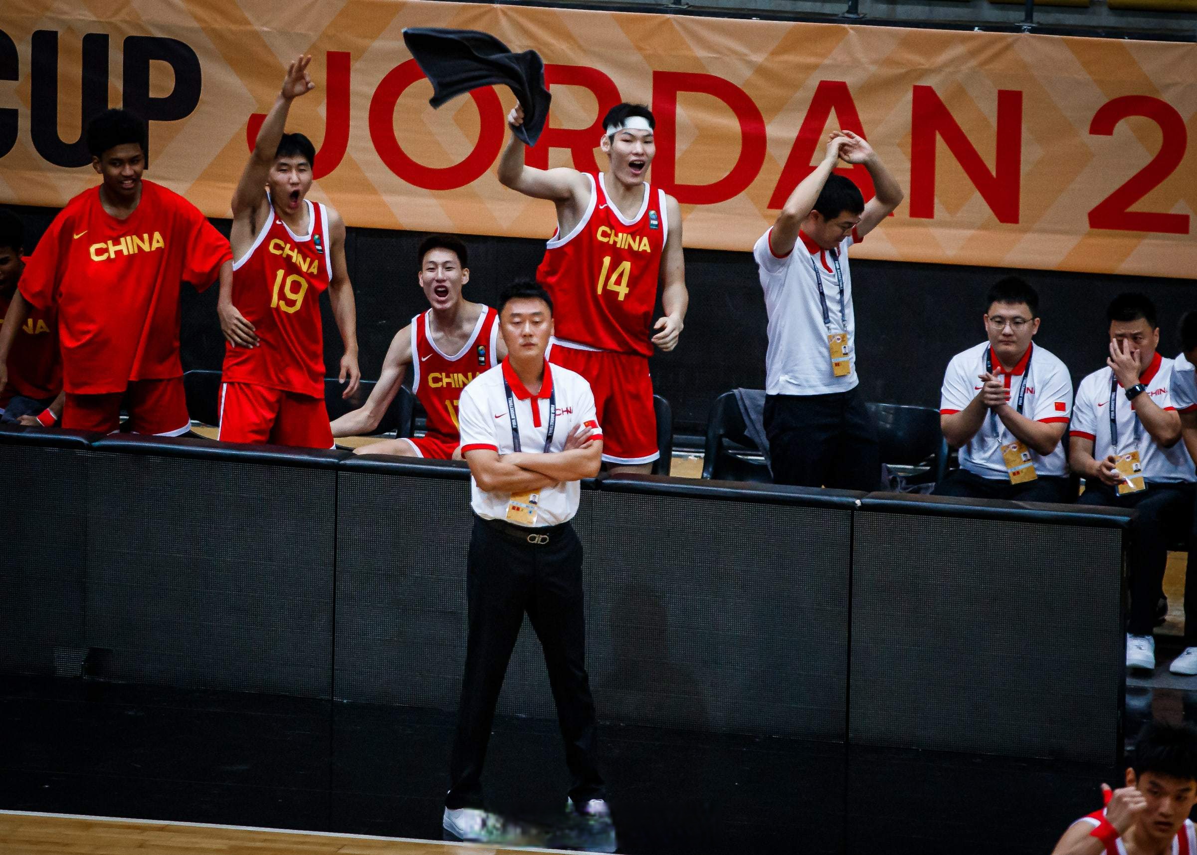 火箭横扫阿根廷男篮，米切尔制霸全场