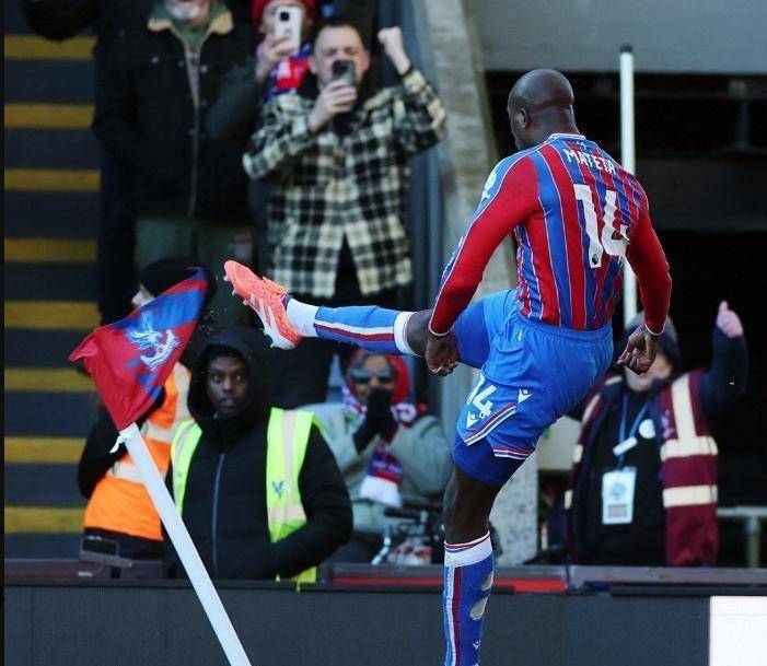 曼联铁卫战术角球建功,助球队逆转胜利 曼联铁卫战术角球建功,助球队逆转胜利