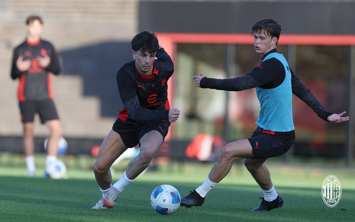 关于AC米兰全队训练积极,球员士气高涨备战下一场的信息 关于AC米兰全队训练积极,球员士气高涨备战下一场的信息