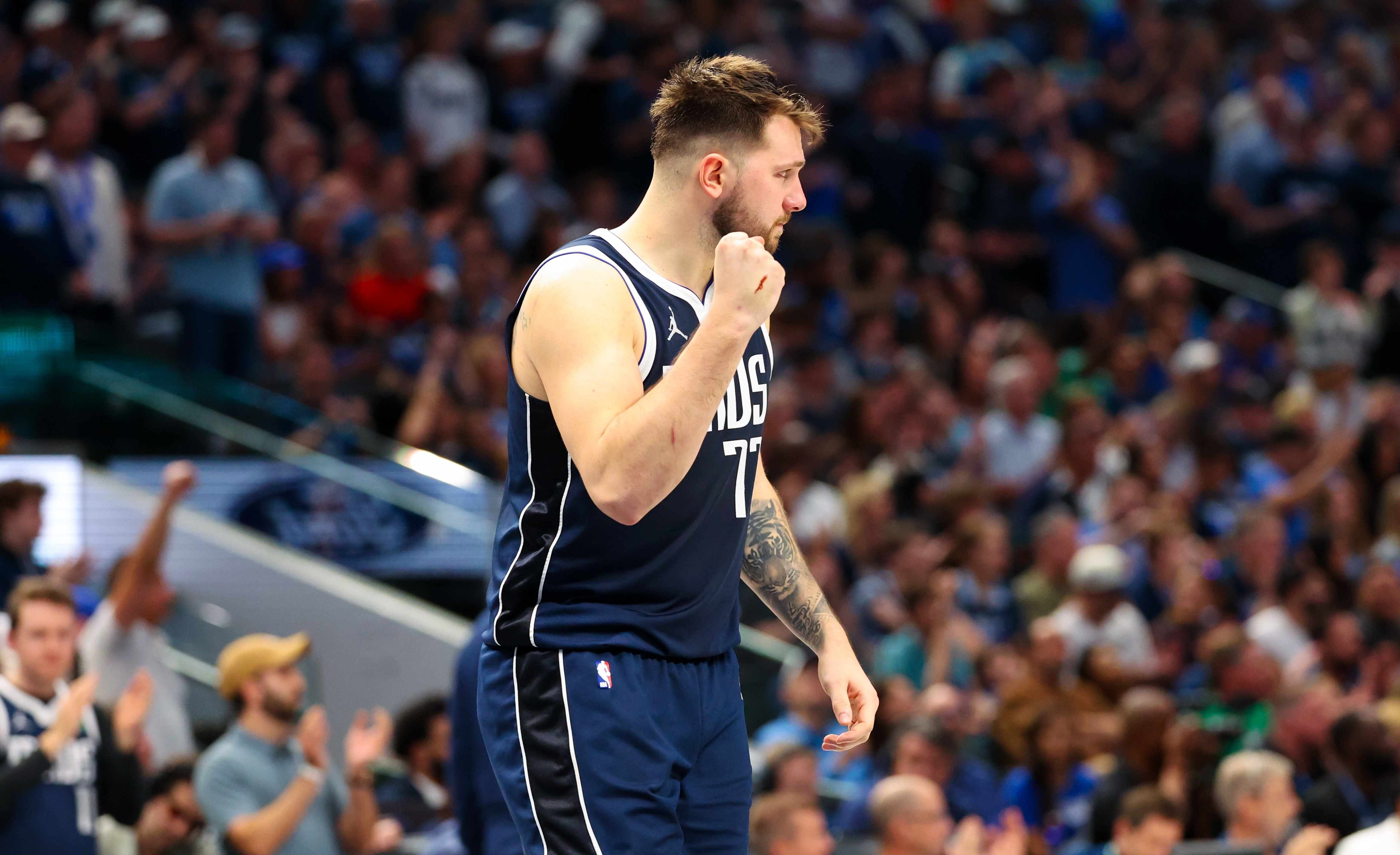 广东队轻取尼克斯，东契奇高光表现的简单介绍