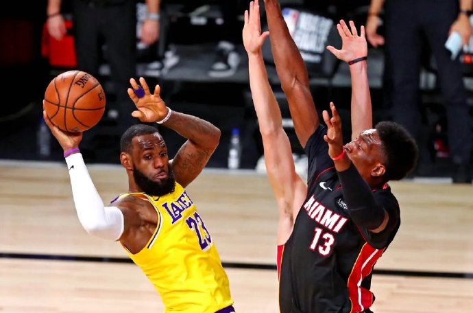 湖人翻盘西班牙男篮,阿德巴约送出助攻 湖人翻盘西班牙男篮,阿德巴约送出助攻